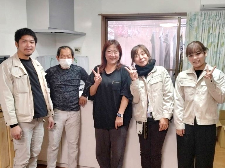 阪南市にてキッチンと洋室を繋げてLDKにリフォームしたT様との記念写真