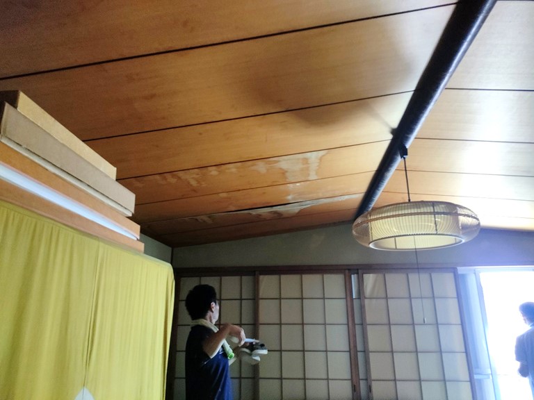 雨染みのある和室の天井