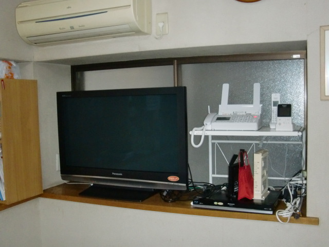 出窓に置かれたテレビ