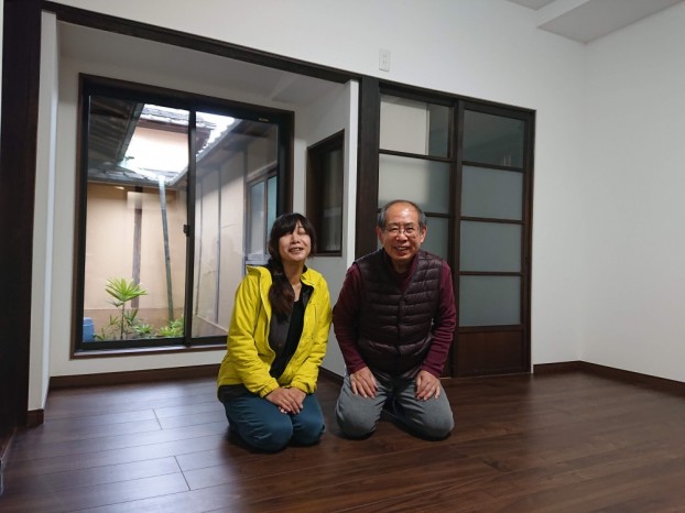 貝塚市 H様とリフォーム後のリビングにて