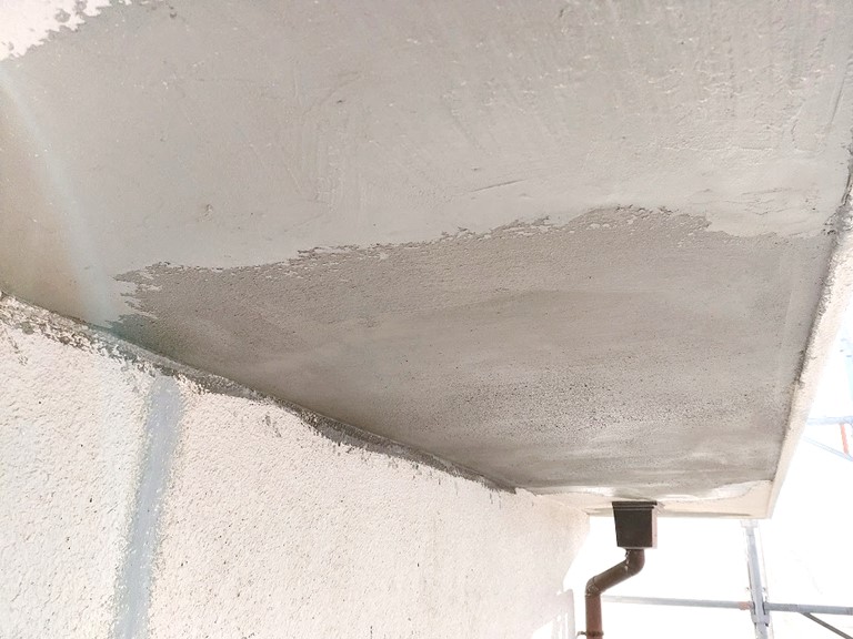 クラックを補修した軒天