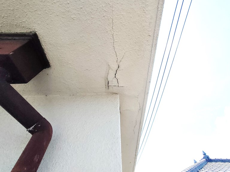 クラックのある軒天